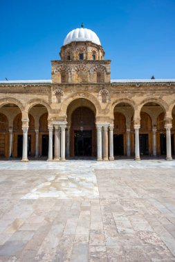 Tunus 'un Medine' sinin göbeğinde yer alan Zitouna Camii 734 yılında kuruldu ve bir zamanlar kilisenin bulunduğu bir alana inşa edildi. Tamamen 9. yüzyılda yeniden inşa edildi ve restore edildi. Tunus, Tunisa