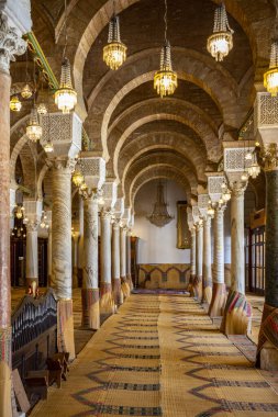 Tunus 'un Medine' sinin göbeğinde yer alan Zitouna Camii 734 yılında kuruldu ve bir zamanlar kilisenin bulunduğu bir alana inşa edildi. Tamamen 9. yüzyılda yeniden inşa edildi ve restore edildi. Tunus, Tunisa