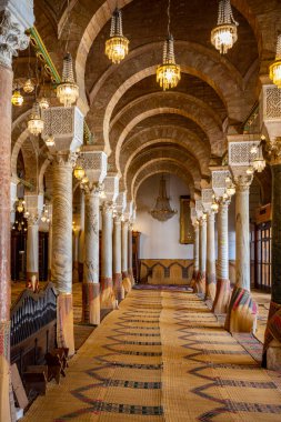 Tunus 'un Medine' sinin göbeğinde yer alan Zitouna Camii 734 yılında kuruldu ve bir zamanlar kilisenin bulunduğu bir alana inşa edildi. Tamamen 9. yüzyılda yeniden inşa edildi ve restore edildi. Tunus, Tunisa