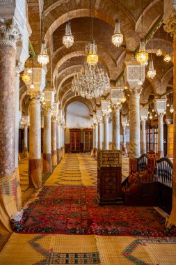 Tunus 'un Medine' sinin göbeğinde yer alan Zitouna Camii 734 yılında kuruldu ve bir zamanlar kilisenin bulunduğu bir alana inşa edildi. Tamamen 9. yüzyılda yeniden inşa edildi ve restore edildi. Tunus, Tunisa
