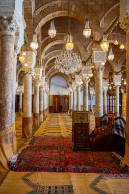 Tunus 'un Medine' sinin göbeğinde yer alan Zitouna Camii 734 yılında kuruldu ve bir zamanlar kilisenin bulunduğu bir alana inşa edildi. Tamamen 9. yüzyılda yeniden inşa edildi ve restore edildi. Tunus, Tunisa