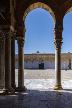 Tunus 'un Medine' sinin göbeğinde yer alan Zitouna Camii 734 yılında kuruldu ve bir zamanlar kilisenin bulunduğu bir alana inşa edildi. Tamamen 9. yüzyılda yeniden inşa edildi ve restore edildi. Tunus, Tunisa