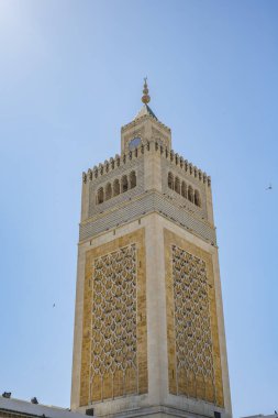 Tunus 'un Medine' sinin göbeğinde yer alan Zitouna Camii 734 yılında kuruldu ve bir zamanlar kilisenin bulunduğu bir alana inşa edildi. 9. yüzyılda tamamen yenilendi ve restore edildi.