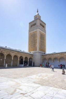 Tunus 'un Medine' sinin göbeğinde yer alan Zitouna Camii 734 yılında kuruldu ve bir zamanlar kilisenin bulunduğu bir alana inşa edildi. 9. yüzyılda tamamen yenilendi ve restore edildi.