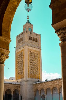 Tunus 'un Medine' sinin göbeğinde yer alan Zitouna Camii 734 yılında kuruldu ve bir zamanlar kilisenin bulunduğu bir alana inşa edildi. 9. yüzyılda tamamen yenilendi ve restore edildi.