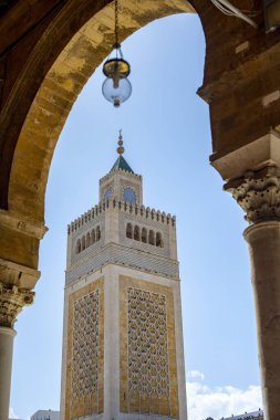 Tunus 'un Medine' sinin göbeğinde yer alan Zitouna Camii 734 yılında kuruldu ve bir zamanlar kilisenin bulunduğu bir alana inşa edildi. 9. yüzyılda tamamen yenilendi ve restore edildi.