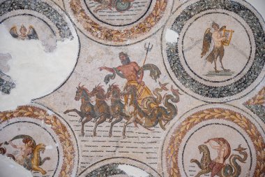 Bardo Ulusal Müzesi Roma mozaiğinin kalıntılarını sergiliyor. Tunus 'taki Bardo Müzesi' nin içinde. Bardo müzesi. Dünyaca ünlü Roma mozaik koleksiyonu ve bir sürü Roma hazinesi barındırıyor. Tunus, Tunus