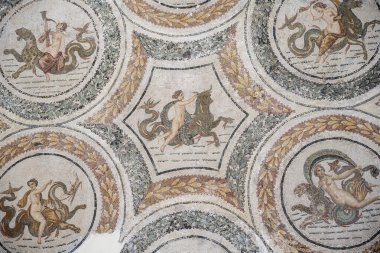 Bardo Ulusal Müzesi Roma mozaiğinin kalıntılarını sergiliyor. Tunus 'taki Bardo Müzesi' nin içinde. Bardo müzesi. Dünyaca ünlü Roma mozaik koleksiyonu ve bir sürü Roma hazinesi barındırıyor. Tunus, Tunus