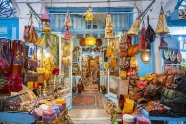 Beyaz-mavi şehir Sidi Bou Said, Tunus. Fransız tılsımlı doğu masalı. Eski tarihi bir binanın manzarası, Sidi Bou Kartaca, Tunus.