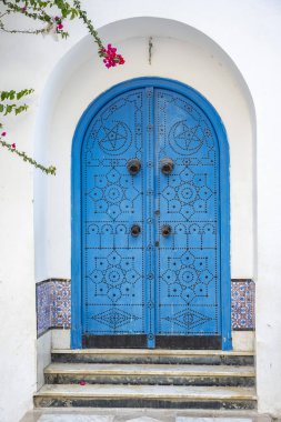Beyaz-mavi şehir Sidi Bou Said, Tunus. Fransız tılsımlı doğu masalı. Eski tarihi bir binanın manzarası, Sidi Bou Kartaca, Tunus.