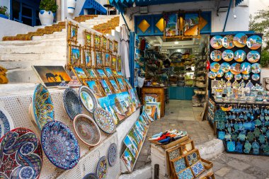 Beyaz-mavi şehir Sidi Bou Said, Tunus. Fransız tılsımlı doğu masalı. Eski tarihi bir binanın manzarası, Sidi Bou Kartaca, Tunus.