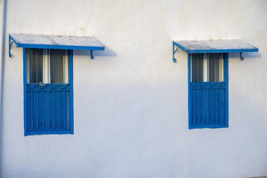 Beyaz-mavi şehir Sidi Bou Said, Tunus. Fransız tılsımlı doğu masalı. Eski tarihi bir binanın manzarası, Sidi Bou Kartaca, Tunus.