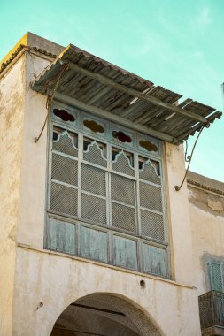 Beyaz-mavi şehir Sidi Bou Said, Tunus. Fransız tılsımlı doğu masalı. Eski tarihi bir binanın manzarası, Sidi Bou Kartaca, Tunus.