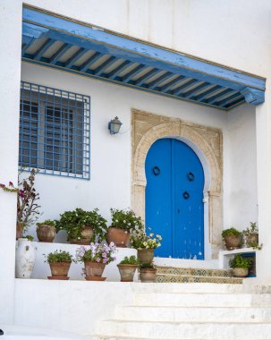 Beyaz-mavi şehir Sidi Bou Said, Tunus. Fransız tılsımlı doğu masalı. Eski tarihi bir binanın manzarası, Sidi Bou Kartaca, Tunus.