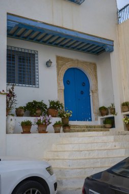 Beyaz-mavi şehir Sidi Bou Said, Tunus. Fransız tılsımlı doğu masalı. Eski tarihi bir binanın manzarası, Sidi Bou Kartaca, Tunus.