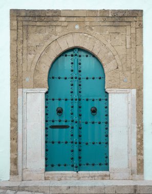 Beyaz-mavi şehir Sidi Bou Said, Tunus. Fransız tılsımlı doğu masalı. Eski tarihi bir binanın manzarası, Sidi Bou Kartaca, Tunus.