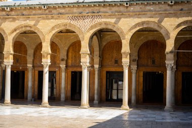 Tunus 'un Medine' sinin göbeğinde yer alan Zitouna Camii 734 yılında kuruldu ve bir zamanlar kilisenin bulunduğu bir alana inşa edildi. Tamamen 9. yüzyılda yeniden inşa edildi ve restore edildi. Tunus, Tunus.