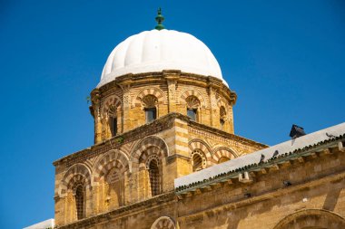 Tunus 'un Medine' sinin göbeğinde yer alan Zitouna Camii 734 yılında kuruldu ve bir zamanlar kilisenin bulunduğu bir alana inşa edildi. Tamamen 9. yüzyılda yeniden inşa edildi ve restore edildi. Tunus, Tunus.