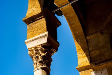 Tunus 'un Medine' sinin göbeğinde yer alan Zitouna Camii 734 yılında kuruldu ve bir zamanlar kilisenin bulunduğu bir alana inşa edildi. Tamamen 9. yüzyılda yeniden inşa edildi ve restore edildi. Tunus, Tunus.