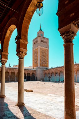 Tunus 'un Medine' sinin göbeğinde yer alan Zitouna Camii 734 yılında kuruldu ve bir zamanlar kilisenin bulunduğu bir alana inşa edildi. Tamamen 9. yüzyılda yeniden inşa edildi ve restore edildi. Tunus, Tunus.