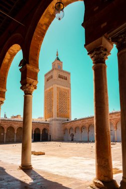 Tunus 'un Medine' sinin göbeğinde yer alan Zitouna Camii 734 yılında kuruldu ve bir zamanlar kilisenin bulunduğu bir alana inşa edildi. Tamamen 9. yüzyılda yeniden inşa edildi ve restore edildi. Tunus, Tunus.