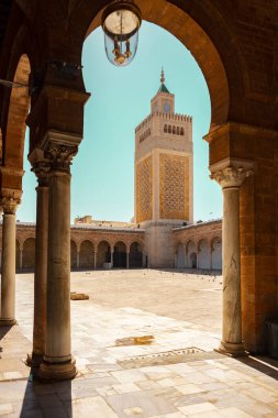 Tunus 'un Medine' sinin göbeğinde yer alan Zitouna Camii 734 yılında kuruldu ve bir zamanlar kilisenin bulunduğu bir alana inşa edildi. Tamamen 9. yüzyılda yeniden inşa edildi ve restore edildi. Tunus, Tunus.