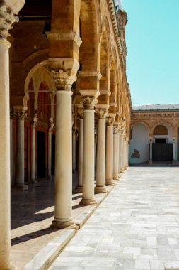 Tunus 'un Medine' sinin göbeğinde yer alan Zitouna Camii 734 yılında kuruldu ve bir zamanlar kilisenin bulunduğu bir alana inşa edildi. Tamamen 9. yüzyılda yeniden inşa edildi ve restore edildi. Tunus, Tunus.