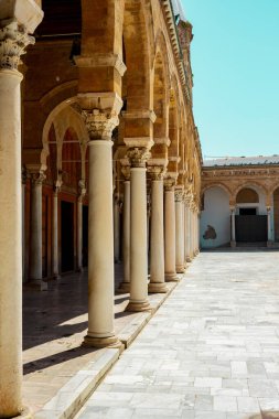 Tunus 'un Medine' sinin göbeğinde yer alan Zitouna Camii 734 yılında kuruldu ve bir zamanlar kilisenin bulunduğu bir alana inşa edildi. Tamamen 9. yüzyılda yeniden inşa edildi ve restore edildi. Tunus, Tunus.
