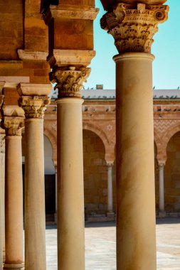 Tunus 'un Medine' sinin göbeğinde yer alan Zitouna Camii 734 yılında kuruldu ve bir zamanlar kilisenin bulunduğu bir alana inşa edildi. Tamamen 9. yüzyılda yeniden inşa edildi ve restore edildi. Tunus, Tunus.