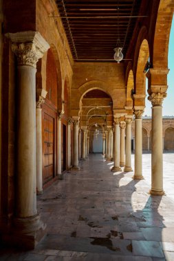 Tunus 'un Medine' sinin göbeğinde yer alan Zitouna Camii 734 yılında kuruldu ve bir zamanlar kilisenin bulunduğu bir alana inşa edildi. Tamamen 9. yüzyılda yeniden inşa edildi ve restore edildi. Tunus, Tunus.
