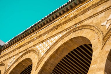 Tunus 'un Medine' sinin göbeğinde yer alan Zitouna Camii 734 yılında kuruldu ve bir zamanlar kilisenin bulunduğu bir alana inşa edildi. Tamamen 9. yüzyılda yeniden inşa edildi ve restore edildi. Tunus, Tunus.