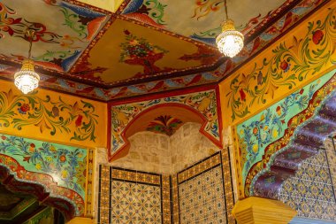 Beyaz-mavi şehir Sidi Bou Said, Tunus. Fransız tılsımlı doğu masalı. Eski tarihi bir binanın manzarası, Sidi Bou Kartaca, Tunus.