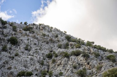 Akdeniz bölgesinde saklanan eski Karain mağarasının içi. Yagca, Antalya, Türkiye.