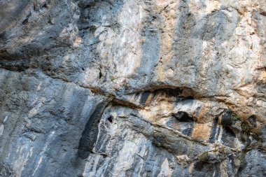 Akdeniz bölgesinde saklanan eski Karain mağarasının içi. Paleolitik çağın başlangıcından bu yana 150.000 ila 200.000 yıl önce insan yerleşimlerini doğruluyor. Yagca, Antalya, Türkiye. Karain Magarasi.