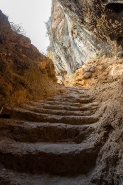 Akdeniz bölgesinde saklanan eski Karain mağarasının içi. Paleolitik çağın başlangıcından bu yana 150.000 ila 200.000 yıl önce insan yerleşimlerini doğruluyor. Yagca, Antalya, Türkiye. Karain Magarasi.