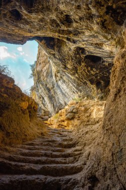 Akdeniz bölgesinde saklanan eski Karain mağarasının içi. Paleolitik çağın başlangıcından bu yana 150.000 ila 200.000 yıl önce insan yerleşimlerini doğruluyor. Yagca, Antalya, Türkiye. Karain Magarasi.