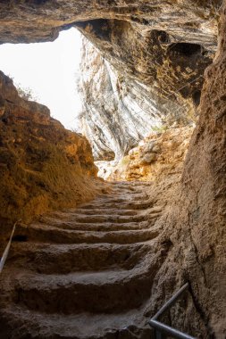 Akdeniz bölgesinde saklanan eski Karain mağarasının içi. Paleolitik çağın başlangıcından bu yana 150.000 ila 200.000 yıl önce insan yerleşimlerini doğruluyor. Yagca, Antalya, Türkiye. Karain Magarasi.