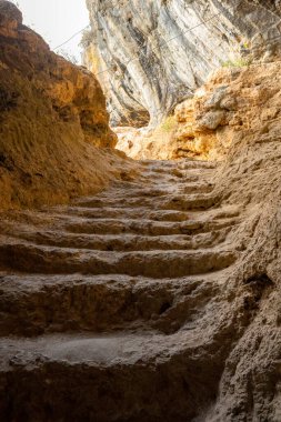 Akdeniz bölgesinde saklanan eski Karain mağarasının içi. Paleolitik çağın başlangıcından bu yana 150.000 ila 200.000 yıl önce insan yerleşimlerini doğruluyor. Yagca, Antalya, Türkiye. Karain Magarasi.