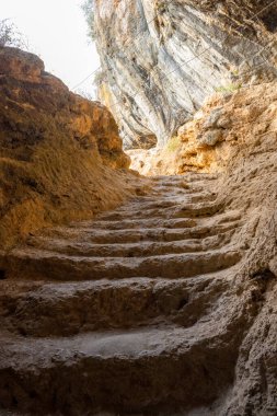 Akdeniz bölgesinde saklanan eski Karain mağarasının içi. Paleolitik çağın başlangıcından bu yana 150.000 ila 200.000 yıl önce insan yerleşimlerini doğruluyor. Yagca, Antalya, Türkiye. Karain Magarasi.