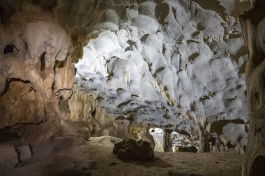 Akdeniz bölgesinde saklanan eski Karain mağarasının içi. Paleolitik çağın başlangıcından bu yana 150.000 ila 200.000 yıl önce insan yerleşimlerini doğruluyor. Yagca, Antalya, Türkiye. Karain Magarasi.