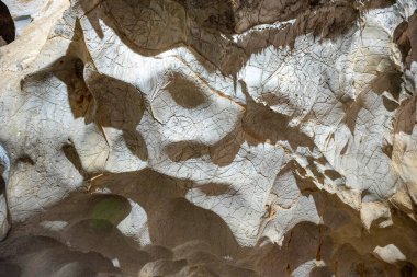 Akdeniz bölgesinde saklanan eski Karain mağarasının içi. Paleolitik çağın başlangıcından bu yana 150.000 ila 200.000 yıl önce insan yerleşimlerini doğruluyor. Yagca, Antalya, Türkiye. Karain Magarasi.