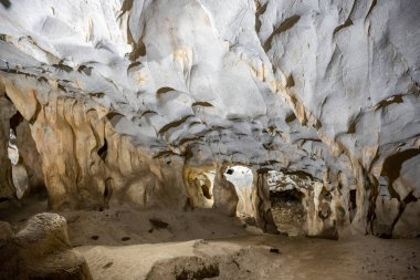 Akdeniz bölgesinde saklanan eski Karain mağarasının içi. Paleolitik çağın başlangıcından bu yana 150.000 ila 200.000 yıl önce insan yerleşimlerini doğruluyor. Yagca, Antalya, Türkiye. Karain Magarasi.