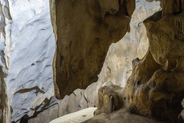 Akdeniz bölgesinde saklanan eski Karain mağarasının içi. Paleolitik çağın başlangıcından bu yana 150.000 ila 200.000 yıl önce insan yerleşimlerini doğruluyor. Yagca, Antalya, Türkiye. Karain Magarasi.
