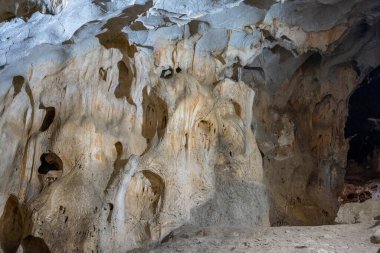 Akdeniz bölgesinde saklanan eski Karain mağarasının içi. Paleolitik çağın başlangıcından bu yana 150.000 ila 200.000 yıl önce insan yerleşimlerini doğruluyor. Yagca, Antalya, Türkiye. Karain Magarasi.