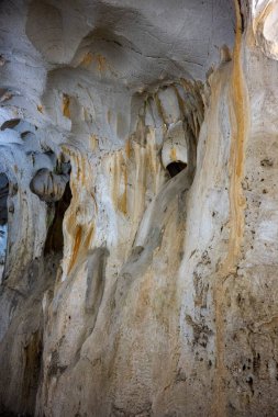 Akdeniz bölgesinde saklanan eski Karain mağarasının içi. Paleolitik çağın başlangıcından bu yana 150.000 ila 200.000 yıl önce insan yerleşimlerini doğruluyor. Yagca, Antalya, Türkiye. Karain Magarasi.