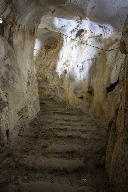 Akdeniz bölgesinde saklanan eski Karain mağarasının içi. Paleolitik çağın başlangıcından bu yana 150.000 ila 200.000 yıl önce insan yerleşimlerini doğruluyor. Yagca, Antalya, Türkiye. Karain Magarasi.