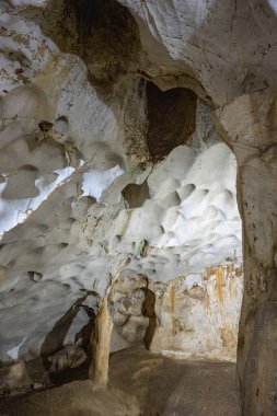 Akdeniz bölgesinde saklanan eski Karain mağarasının içi. Paleolitik çağın başlangıcından bu yana 150.000 ila 200.000 yıl önce insan yerleşimlerini doğruluyor. Yagca, Antalya, Türkiye. Karain Magarasi.