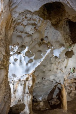 Akdeniz bölgesinde saklanan eski Karain mağarasının içi. Paleolitik çağın başlangıcından bu yana 150.000 ila 200.000 yıl önce insan yerleşimlerini doğruluyor. Yagca, Antalya, Türkiye. Karain Magarasi.