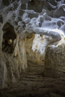 Akdeniz bölgesinde saklanan eski Karain mağarasının içi. Paleolitik çağın başlangıcından bu yana 150.000 ila 200.000 yıl önce insan yerleşimlerini doğruluyor. Yagca, Antalya, Türkiye. Karain Magarasi.