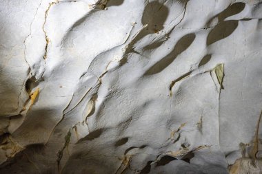 Akdeniz bölgesinde saklanan eski Karain mağarasının içi. Paleolitik çağın başlangıcından bu yana 150.000 ila 200.000 yıl önce insan yerleşimlerini doğruluyor. Yagca, Antalya, Türkiye. Karain Magarasi.